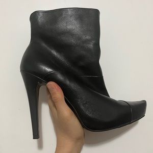 Genuine leather ankle boot. Very sexy